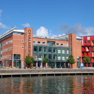 Chalmers tekniska högskola sedd från vattnet, Lindholmen i Göteborg