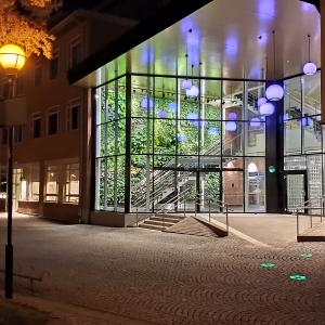 Huvudbyggnadens entré vid Högskolan Väst i Trollhättan