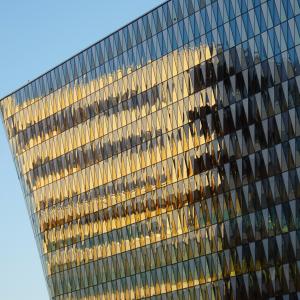 Nya Karolinska speglar sig i aulans glasfasad