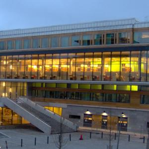 Södertörns högskolas bibliotek på kvällen