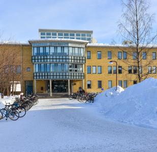 MIT-huset vid Umeå Universitet under vintern
